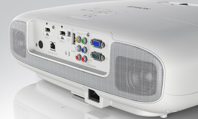 Bílý videoprojektor Epson EH-TW6000W, pohled zepředu, konektory vzadu, vestavěný reproduktor