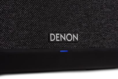 Denon Home 250 trådløs højttaler i sort med mørk stof-front, centralt logo og blå statuslampe