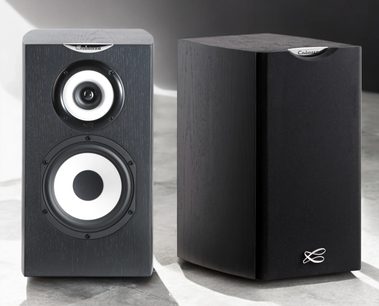 Knihovní reproduktor Cabasse Minorca MC40 v ebenové barvě, pohled zepředu a ze tří čtvrtin, dva kruhové reproduktory, dřevěné provedení