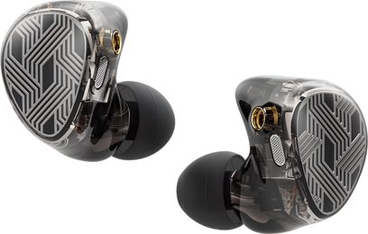 Par de intraauriculares FiiO FA19 de resina translúcida gris ahumado, carcasas plateadas con diseño geométrico negro, almohadillas de silicona negras y conectores dorados visibles, vista en tres cuartos