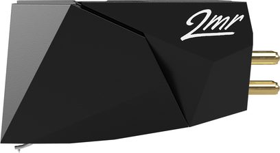 Cela Ortofon 2M Black pro vinylové desky, pohled shora v perspektivě, matně černé tělo, bílý nápis "2M" na horní části