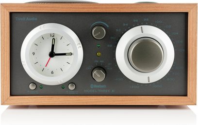 Radio de birou Tivoli Model Three BT, carcasă din lemn de cireș, fațadă taupe, ceas analogic și buton mare, vedere din față