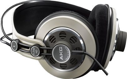 AKG K222 sort og beige circumaurale hovedtelefoner, set fra venstre profil, med polstret hovedbøjle og ovale ørepuder
