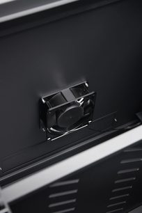 Audiovisuele rack Norstone Pro Wall Rack 6U met een zwarte ventilator bevestigd aan een zwarte binnenwand en ventilatiesleuven