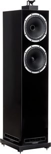 Super-diskant Fyne Audio S-Trax i sort på højglanslakeret gulvhøjttaler, 3/4-visning, to woofere med metalring, basrefleksporte i soklen