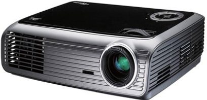 Optoma EP728 sort videoprojektor, forside med linse og ventilationsriste, let skråt trekvartersperspektiv