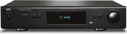 NAD C 446 sort netværksaudioafspiller, aluminiumsfront, LED-display, runde knapper, bagpanelstilslutninger