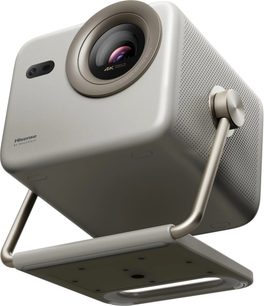 4K βιντεοπροβολέας Hisense M2 PRO σε μεταλλικό γκρι αλουμίνιο, κυβικό σώμα με στρογγυλεμένες γωνίες, φακός με μπρονζέ περίγραμμα, πλαϊνή διάτρητη γρίλια και περιστρεφόμενη βάση, σε λήψη από χαμηλή γωνία τριών τετάρτων