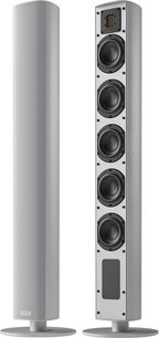 Bezdrátová připojitelná reproduktorová sestava Piega Ace 50 Wireless (TX + RT), pohled zepředu a z boku, 5 reproduktorů, kruhový podstavec