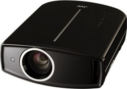 JVC DLA-HD750 sort videoprojektor, let skråt forfra, linse til venstre, ventilationsriste til højre