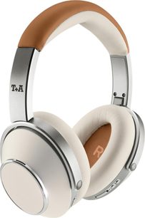 Brezžične Hi-Fi slušalke T+A Solitaire T Cognac v kremno-konjaku barvi z obročem iz srebrne kovine, oblečenim v rjavo usnje, ovalne ušesne školjke iz satinirane plastike, usklajene z ušesnimi blazinicami iz slonokoščenega umetnega usnja, diskretne kontrole na desni strani, pogled s sprednje strani pod kotom.
