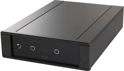 Hi-fi pladespiller Rega Planar 10 i mat sort med Aphelion 2 MC-pickup, set forfra i et skråt perspektiv, låget lukket, 3 fødder