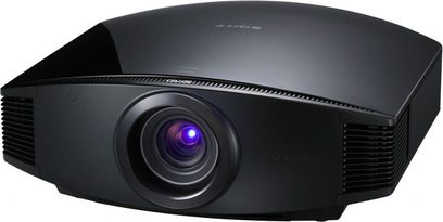 Sony VPL-VW95 sort videoprojektor, set forfra, centreret objektiv med lilla linse, sideventilationsgitre