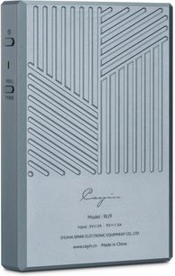 Φορητός μετατροπέας ήχου Cayin RU9 σε γκρι-μπλε αλουμίνιο, μπροστινή όψη με ελαφρά προοπτική, πρόσοψη με διαγώνιες και κάθετες αυλακώσεις, κουμπιά τροφοδοσίας και μενού με πράσινο φως στο αριστερό πλευρό
