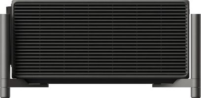 Svart XGIMI Titan-projektor med frontpanel i horisontalt gitter, montert mellom to grå, sylindriske stolper