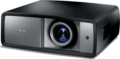 Kompakt rektangulær sort Sanyo PLV-Z3000 videoprojektor, centralt placeret blå irislinse, set lidt skråt forfra