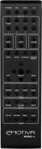 Télécommande noire Emotiva XMC-1 avec boutons et inscriptions blanches pour contrôler un préampli home-cinéma