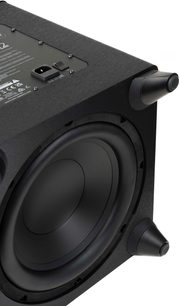 Cassa subwoofer Dynamo Foundation 12, vista parziale angolare, altoparlante circolare nero, piedini conici neri, pannello posteriore con connettori