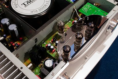 Stereo hi-fi forstærker Taga Harmony HTA-2000B v.2 sort, indvendigt syn af elektroniske komponenter, rør, transformere og printplader