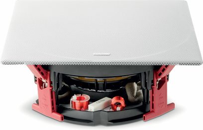 Innebygd takhøyttaler Focal 300 ICW6, sett forfra, hvit perforert grill, røde støtter, synlige interne komponenter