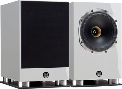 Fyne Audio F500SP hvid lakeret bogreolhøjttaler, set forfra og fra siden, gylden diskant, sort højttaler