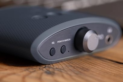 Аудіоперетворювач DAC iFi Audio Uno сіро-темного кольору, вид спереду крупним планом, кнопки EQ та Power Match, роз'єм для навушників