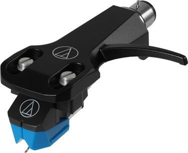Audio Technica AT-VM95C/H pickup på sort pickuphus, blå nål, set i trekvart profil