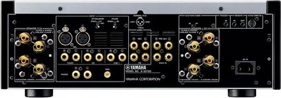 Yamaha A-S2100 sort hi-fi stereforstærker, mørke træsider, frontvisning, sort front med forgyldte knapper og lydstik
