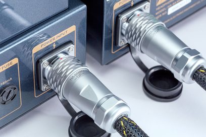 Černý sluchátkový předzesilovač Cayin HA-6A MK2, kovové šasi, zadní pohled na POWER INPUT a stříbrné napájecí konektory