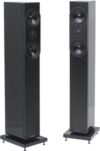 To sorte, høje Highland Audio Oran 4305-gulvhøjttalere, set forfra, stående på sorte fødder, med fire højttalerenheder i hver