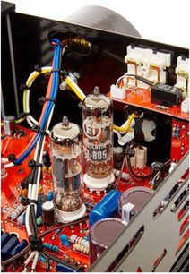 Innenansicht eines schwarzen AudioValve Luminare Kopfhörerverstärkers mit Vakuumröhren, roten Leiterplatten und elektronischen Bauteilen