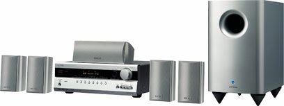 Onkyo HTS5205 hjemmebiografsystem bestående af en receiver, 5 satellithøjttalere og en subwoofer, set forfra