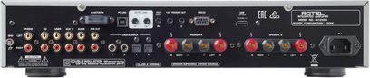 Amplificatore hi-fi stereo Rotel A12 MKII argento, vista posteriore, connettività audio analogica e digitale, prese per diffusori e alimentazione