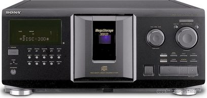 Sony CDP-CX355 sort CD-afspiller, set forfra, blå display "MegaStorage 300CD", sølvfarvede knapper og kontrolknapper