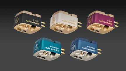 Fem multfarvede Audio-Technica phono-pickupper i metal og plast, set i trekvart profil, med forgyldte pins og synlig nål
