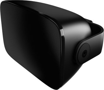 Bowers & Wilkins AM1 udendørshøjttaler i sort, glat plastkabinet med perforeret metalgitter, set i trekvart forperspektiv