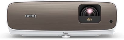 Benq W2710 videoprojektor i metallisk grå, tofarvet front med sort gitter og objektiv, set forfra
