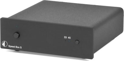 Pro-Ject Speed Box S sort, vinylpladecentrering, rektangulært mat sort kabinet med nummererede drejeknopper 33 og 45, set forfra i let nedadgående vinkel