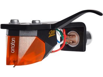 Ortofon 2M BRONZE pickupholder, set fra siden, sort krop, orange gennemsigtigt frontdæksel, farvede kabler