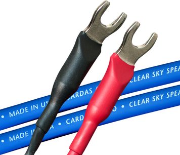 Cardas Clear Sky højttalerkabler, røde og sorte, med forsølvede gaffelstik, tæt optagelse på hvid baggrund