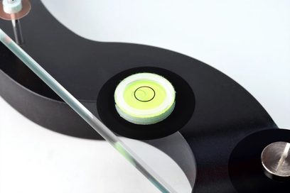 Relaxa Tablette 530 sort vibrationsdæmper, tæt ovenfra-billede, grøn centreret libellevæske