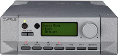 Cyrus Streamline2 netværksaudioafspiller i sølv, kabinet i børstet metal, front med knapper og LCD-skærm, set forfra
