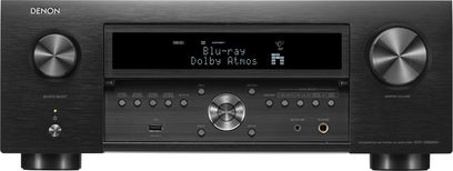 Domácí kino Denon AVC-X6800H v černé barvě, pohled zepředu, modrý displej s nápisem "Blu-ray Dolby Atmos", stříbrné tlačítka a ovládací knoby