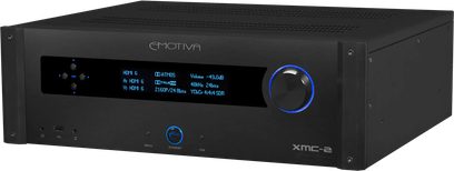 Emotiva XMC-2 zwarte home cinema-voorversterker, voorzijde met blauw LCD-scherm, draaiknop en aansluitingen