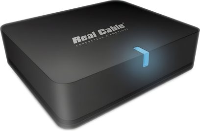 Juodas "Real Cable iPlug-BTR" belaidis siųstuvas, apvalintų kampų stačiakampio formos, viršuje sidabrinės spalvos logotipas ir užrašas