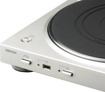 Hi-fi pladespiller Denon DP-200USB sølv, tæt ovenfra-billede af højre side med pladedrev og tonarm