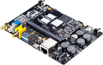 Computerbundkort med processor, RAM, audio-, USB- og Ethernet-stik, set oppefra i nærbillede