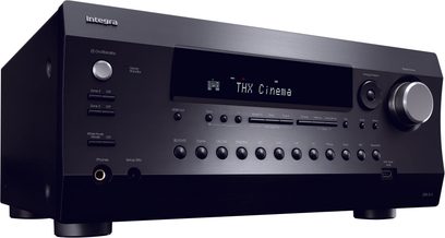 Integra DRX 5.4 ev sineması ampli, siyah ön panel, "THX Cinema" mavi ekran, birçok düğme ve bağlantı noktası, ön görünüm