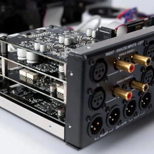 Bryston BR-20 stereoförförstärkare öppen bakifrån, staplade kretskort och guldpläterade XLR/RCA-kontakter