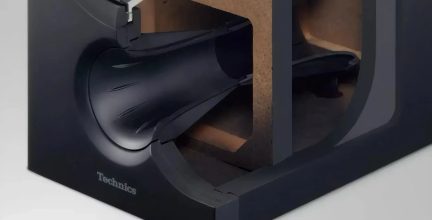 Чорна колонка Technics у розрізі, з видимими внутрішнім рупором і акустичним каналом